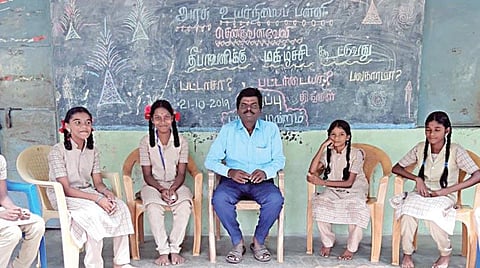 தீபாவளிக்கு மகிழ்ச்சி தருவது எது?-  அரசு பள்ளியில் பட்டிமன்றம்