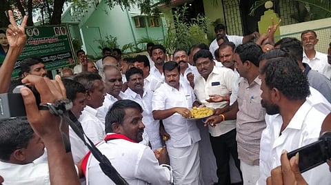 நாங்குநேரியில் வெற்றிக் கொண்டாட்டத்தில் அதிமுகவினர் | படம்: மு.லெட்சுமி அருண்.