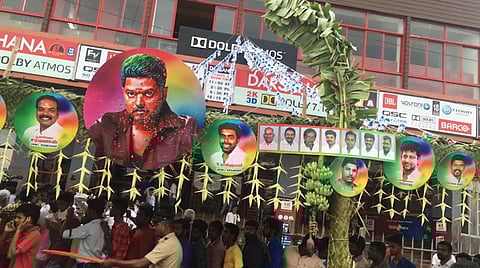 வாழை தோரணங்களுடன் கோவையில் அலங்கரிக்கப்பட்டுள்ள திரையரங்கம் | படம்: மனோகரன்