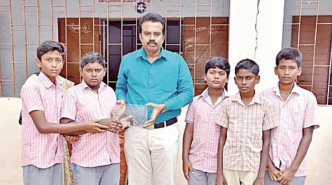 அறிவியல் துறையில் ஆர்வம் கொண்ட 370 மாணவர்களை இளம் விஞ்ஞானிகளாக உருவாக்கிய அரசு பள்ளி ஆசிரியர்