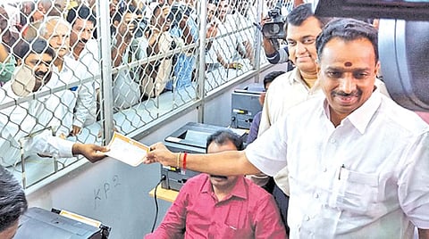 தீபாவளி சிறப்பு பேருந்து முன்பதிவுக்கு 30 சிறப்பு கவுன்ட்டர்கள் திறப்பு; 8 லட்சம் பேர் பயணம் செய்வர்- அமைச்சர் எம்.ஆர்.விஜயபாஸ்கர்