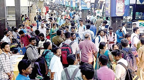 தீபாவளி பண்டிகையை நாளை சொந்த ஊரில் உற்சாகத்துடன் கொண்டாட சென்னையில் இருந்து 6 லட்சம் பேர் பயணம்: பேருந்து, ரயில்களில் அலைமோதிய கூட்டம்; கண்காணிப்பு, பாதுகாப்பு ஏற்பாடுகள் தீவிரம்