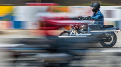 சாந்தோம் அருகே கார் மீது மோட்டார் சைக்கிள்கள் மோதல்: ஒருவர் உயிரழப்பு; இருவர் படுகாயம்