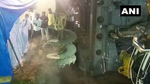 2-வதாக வந்த ரிக் இயந்திரம் மூலம் வேகமாக குழிதோண்டும் பணி நடந்து வரும் காட்சி : படம் ஏஎன்ஐ