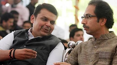 மகாராஷ்டிரா முதல்வர் தேவேந்திர பட்னாவிஸ், சிவசேனா தலைவர் உத்தவ் தாக்கரே : கோப்புப்படம்