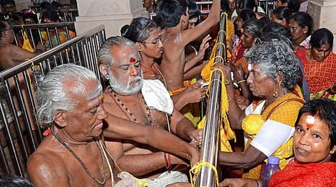 மதுரை திருப்பரங்குன்றம் கோயிலில் கந்த சஷ்டி விழா காப்பு கட்டுதலுடன் தொடக்கம்: பக்தர்கள் திரளாக பங்கேற்பு