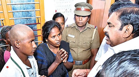 உயிரிழந்த சுஜித்தின் பெற்றோருக்கு தமிழக அரசு ரூ.10 லட்சம் நிதியுதவி: அதிமுக, திமுக தலா ரூ.10 லட்சம், தேமுதிக ரூ.1 லட்சம் அளிப்பு