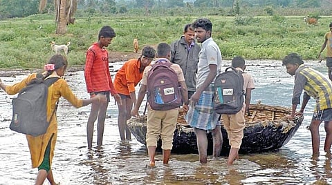 மேட்டுப்பாளையத்தில் வெள்ளத்தில் மூழ்கிய தரைப்பாலம்: பரிசலில் ஏறி பள்ளிக்கு செல்லும் மலை கிராம மாணவர்கள்