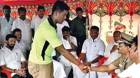 ஆழ்துளை கிணற்றுக்குள் சிக்கிய குழந்தை சுஜித்தை உயிருடன் மீட்க முடியாத குற்ற உணர்வால் தவிக்கிறோம்: அருகில் தோண்டிய குழிக்குள் இறங்கி வெளியே வந்த வீரர் வேதனை