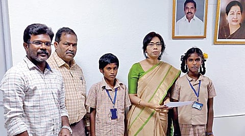 புதுக்கோட்டை  கறம்பக்குடி அருகே முதலிப்பட்டியில்  குளத்தை ஆய்வு செய்து ஆட்சியரிடம் மாணவர்கள் அறிக்கை