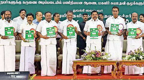 நகராட்சி நிர்வாகம் மற்றும் ஊரக வளர்ச்சித் துறை சார்பில் சென்னை கலைவாணர் அரங்கில் நேற்று நடந்த நிகழ்ச்சியில், ரூ.550 கோடியே 50 லட்சம் மதிப்பிலான திட்டப்பணிகளை திறந்து வைத்த முதல்வர் பழனிசாமி, புத்தாக்கத் திட்ட மலரை வெளியிட்டார். நிகழ்ச்சியில் துணை முதல்வர் ஓ.பன்னீர்செல்வம், அமைச்சர்கள் எஸ்.பி. வேலுமணி, திண்டுக்கல் சீனிவாசன், டி.ஜெயக்குமார், சி.வி.சண்முகம், ஆர்.பி.உதயகுமார், தலைமைச் செயலர் கே.சண்முகம் மற்றும் பல்வேறு துறை அதிகாரிகள் பங்கேற்றனர். படம்: ம.பிரபு