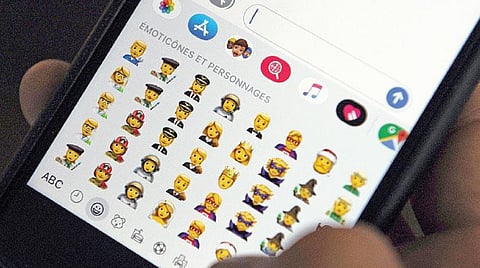 மொழிபெயர்ப்பு: புதிய ஆப்பிள் ஸ்மார்ட்ஃபோனில் பாலின நடுநிலை எமோஜிக்கள் அறிமுகம்