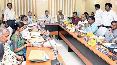 காவிரி நீர் ஒழுங்காற்றுக் குழுவின் தலைவர் நவீன் குமார் தலைமையில் திருச்சியில் நேற்று நடைபெற்ற காவிரி நீர் ஒழுங்காற்று குழுக் கூட்டம். படம்: ஜி.ஞானவேல்முருகன்