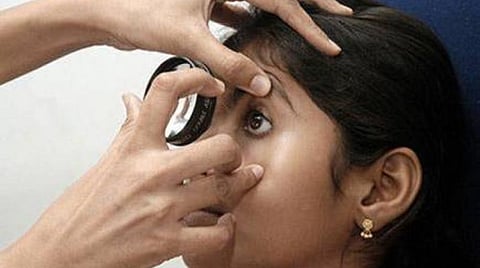 பள்ளி குழந்தைகளை அதிகம் பாதிக்கும் ‘மெட்ராஸ் ஐ’- குணப்படுத்த அரசு கண் மருத்துவர் ஆலோசனை