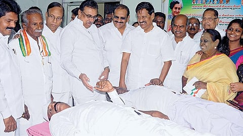 முன்னாள் பிரதமர் இந்திரா காந்தியின் 35-வது நினைவு நாள் மற்றும் முன்னாள் துணைப் பிரதமர் சர்தார் வல்லபபாய் படேலின் 144-வது பிறந்த நாள் தமிழக காங்கிரஸ் அலுவலகமான சத்தியமூர்த்தி பவனில் நேற்று கடைபிடிக்கப்பட்டது. இந்நிகழ்ச்சியில் நடைபெற்ற ரத்ததான முகாமை தமிழக காங்கிரஸ் தலைவர் கே.எஸ்.அழகிரி தொடங்கி வைத்தார். உடன், தமிழக காங்கிரஸ் முன்னாள் தலைவர்கள் ஈ.வி.கே.எஸ்.இளங்கோவன், கே.வீ.தங்கபாலு, எம்.கிருஷ்ணசாமி, காங்கிரஸ் மூத்த தலைவர் குமரி அனந்தன் மாநில ஊடகப் பிரிவுத் தலைவர் ஆ.கோபண்ணா. படம்: க.ஸ்ரீபரத்