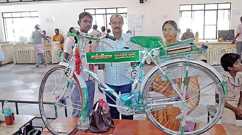 அரசு பள்ளி மாணவர் உருவாக்கிய  சோலார் சைக்கிள்