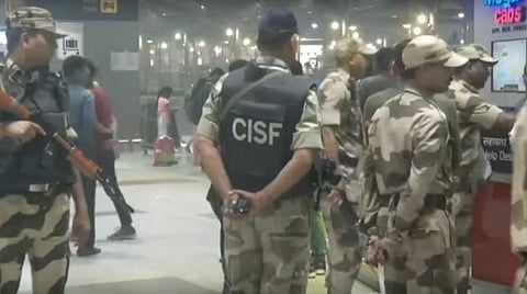 டெல்லி சர்வதேச விமான நிலையத்தில் பயணிகளிடம் இன்று அதிகாலை நடைபெற்ற கடும் பரிசோதனை.