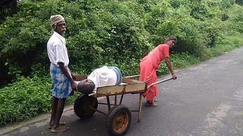 ஆம்புலன்ஸ் தர மறுப்பு : உடல் நலம் பாதித்த அண்ணனை தள்ளுவண்டியில் அழைத்துச் சென்ற தங்கை; புகைப்படம் எடுத்த வாகன ஓட்டிகள்