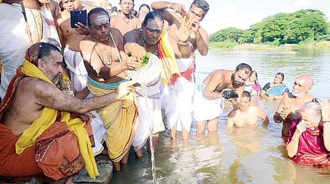 தாமிரபரணி அந்த்ய புஷ்கர விழா நேற்று தொடங்கியது. இதையொட்டி, திருநெல்வேலி குறுக்குத்துறை தீர்த்தகட்டத்தில், காஞ்சி காமகோடி பீடாதிபதி  சங்கர விஜயேந்திர சரஸ்வதி சுவாமிகள், நதிக்கு பூஜை செய்தார். படம்: மு.லெட்சுமி அருண்