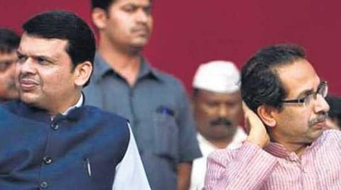 மகாராஷ்டிரா முதல்வர் தேவேந்திர பட்னாவிஸ், சிவசேனா தலைவர் உத்தவ் தாக்கரே : கோப்புப்படம்