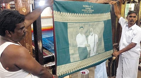 மோடி, ஜீ ஜின்பிங் சந்திப்பு 3டி முறையில் சேலையில் வடிவமைப்பு: பரமக்குடி நெசவாளர்கள் புதுமையான முயற்சி