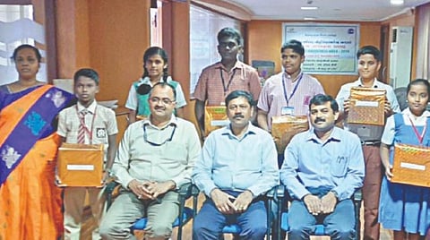 காமராஜர் துறைமுகம் சார்பில் லஞ்ச ஒழிப்பு விழிப்புணர்வு வாரம் கொண்டாட்டம்: ஓவிய போட்டியில் வெற்றி பெற்ற மாணவர்களுக்கு பரிசு