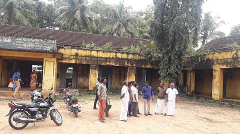 வாட்ஸ்-அப் குழுவில் ஒருங்கிணைந்து அரசு பள்ளியின் பழைய வகுப்பறைகளை சீரமைக்கும் முன்னாள் மாணவர்கள்