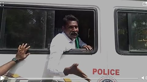 ஜல்லிக்கட்டு வழக்கு: மதுரை நீதிமன்றத்தில் முகிலன் ஆஜர்- மத்திய, மாநில அரசுகளுக்கு எதிராக கோஷமிட்டதால் பரபரப்பு