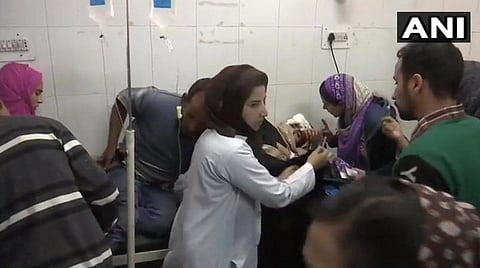 கையெறி குண்டு தாக்குதலில் காயமடைந்தவர்களுக்கு மருத்துவமனையில் சிகிச்சை அளிக்கப்பட்டு வரும் காட்சி : படம் ஏஎன்ஐ