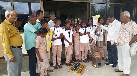 தமிழ்நாடு அறிவியல் இயக்கத்தின் சார்பில் புதுக்கோட்டை அருகே அரசம்பட்டியில் நடைபெற்ற மாவட்ட அளவிலான  தேசிய குழந்தைகள் அறிவியல் மாநாட்டில்  மாணவர்களின் படைப்புகளை பார்வையிடும் தமிழ்நாடு அறிவியல் இயக்க நிர்வாகிகள்.