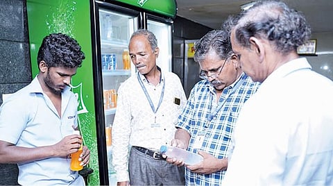 தாம்பரம் பகுதி திரையரங்குகளில் தரமற்ற உணவுகள் விற்கப்படுவதாக வந்த புகாரையொட்டி, உணவு பொருள் பாதுகாப்பு துறை அதிகாரிகள் சோதனை நடத்தினர்.