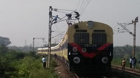 ரயில் இன்ஜினை சரிசெய்யும் பணியில் ஈடுபட்ட மெக்கானிக் ரயிலில் அடிபட்டு உயிரிழப்பு