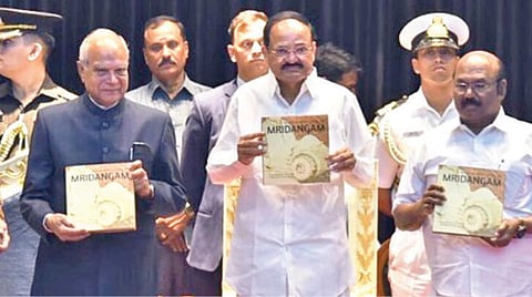 மத்திய தோல் ஆராய்ச்சி மையம் சார்பில் ‘மிருதங்கத்தின் இசை சிறப்பு’ நூல் வெளியீட்டு விழா சென்னை அடையாறில் உள்ள அதன் வளாகத்தில் நேற்று நடைபெற்றது. இந்த நிகழ்ச்சியில் சிறப்பு விருந்தினராக கலந்துகொண்ட குடியரசு துணைத் தலைவர் வெங்கய்ய நாயுடு நூலை வெளியிட்டார். அவருடன் தமிழக ஆளுநர் பன்வாரிலால் புரோஹித், மீன்வளத் துறை அமைச்சர் டி.ஜெயக்குமார், சென்னை மியூசிக் அகாடமியின் தலைவர் ‘இந்து’ என்.முரளி, நூல் ஆசிரியர்களில் ஒருவரான மிருதங்க கலைஞர் உமையாள்புரம் சிவராமன் ஆகியோர் உள்ளனர். படம்: ம.பிரபு