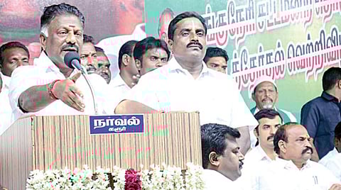 அதிமுக சார்பில், நாங்குநேரியில் நடைபெற்ற இடைத்தேர்தல் வெற்றி நன்றி அறிவிப்பு கூட்டத்தில் துணை முதல்வர் ஓ.பன்னீர்செல்வம் பேசினார். அருகில் அமைச்சர்கள் மற்றும் அதிமுக பிரமுகர்கள். படம்: மு.லெட்சுமி அருண்