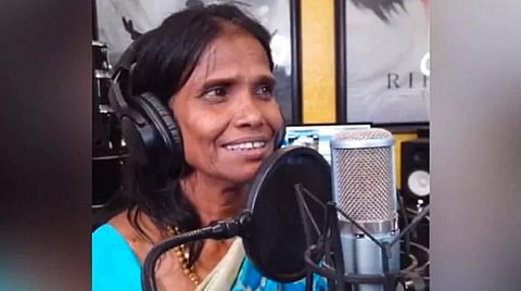 'என்னைத் தொடாதீர்கள்': விமர்சனத்துக்குள்ளான  'ரயில் பாடகி' ரானு மோண்டலின் செய்கை