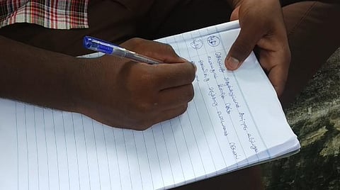 நட்புக்காக மோதலில் ஈடுபட்ட மாணவர்களுக்கு நூதன முறையில் பாடம் நடத்திய காவல்துறை: 1330 திருக்குறள்களையும் எழுத உத்தரவு- பெற்றோர் வரவேற்பு