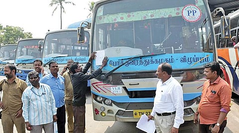 ரூ.1.75 கோடி இழப்பீடு வழங்காததால் வேலூரில் 10 அரசு பேருந்துகள் ஜப்தி: நில ஆர்ஜித சார்பு நீதிமன்றம் உத்தரவால் நடவடிக்கை