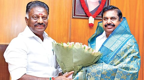 அரசு முறை பயணமாக துணை முதல்வர் ஓ.பன்னீர்செல்வம் அமெரிக்கா செல்ல உள்ளதையொட்டி, சென்னை தலைமைச் செயலகத்தில் முதல்வர் பழனிசாமியை சந்தித்து வாழ்த்து பெற்றார்.