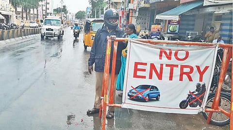 தருமபுரி பிடமனேரி சிக்னலில் மழையின்போதும் போக்குவரத்தை நெறிப்படுத்தும் பணியில் ஈடுபட்டிருந்த உதவி ஆய்வாளர் ரவிச்சந்திரன்.