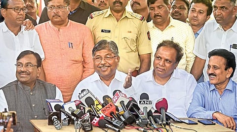 மகாராஷ்டிர மாநில பாஜக தலைவர் சந்திரகாந்த் பாட்டீலும் கட்சியின் மூத்த தலைவர்களும் மும்பையில் நேற்று நிருபர்களுக்கு பேட்டியளித்தனர்.படம்: பிடிஐ