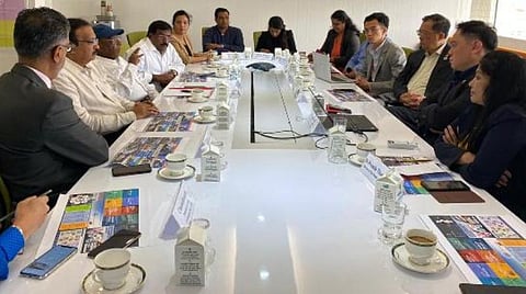 புதுச்சேரி முதல்வர், அமைச்சர் வெளிநாட்டுப் பயணம் பற்றி தகவல் இல்லை; மத்திய அரசிடம் புகார் தரும் நிர்பந்தத்துக்கு ஆளாகியுள்ளேன்: கிரண்பேடி