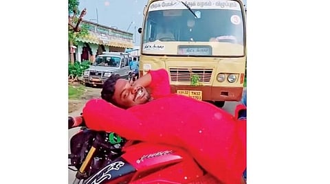 பேருந்தை மறித்து டிக்-டாக் வீடியோ பதிவிட்ட அஜித்குமார்.