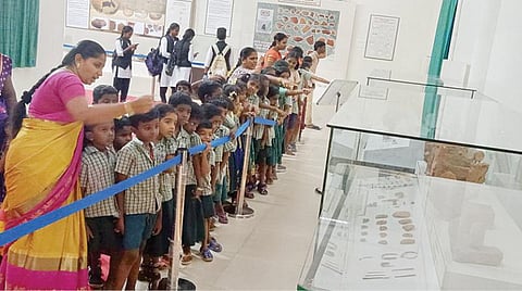 உலகத் தமிழ்ச் சங்கக் கட்டிடத்தில் அமைக்கப்பட்டுள்ள கீழடி தொல்பொருள் கண்காட்சியை பார்வையிட்ட மதுரை கரும்பாலை மாநகராட்சி தொடக்கப் பள்ளி மாணவ, மாணவியர், ஆசிரியைகள்.