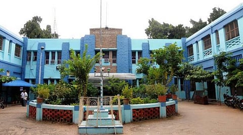 படுக்கை இல்லாமல் வரண்டாவில் சிகிச்சைபெறும் உள் நோயாளிகள்: மதுரை அரசு மருத்துவமனையில் குளிரிலும், கொசுக்கடியிலும் தவிக்கும் பரிதாபம்