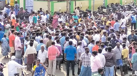 கள்ளக்குறிச்சி அரசு மருத்துவமனை எதிரே மறியலில் ஈடுபட்ட உறவினர்கள் மற்றும் கிராம மக்கள்.