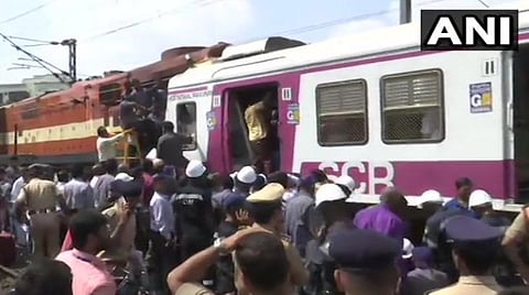 கச்சேகுடா ரயில் நிலையத்தில் இரு ரயில்கள் நேருக்கு நேர் மோதிக் கொண்ட காட்சி : படம் ஏஎன்ஐ