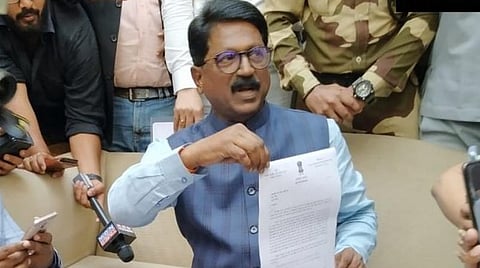 பிரதமர் மோடிக்கு தான் அனுப்பிய ராஜினாமா கடிதத்தின் நகலை நிருபர்களிடம் காண்பித்த சிவசேனா எம்.பி. அரவிந்த் சாவந்த் | படம்: ஏஎன்ஐ