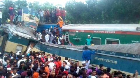 ரயில் விபத்து நடந்த இடத்தில் மீட்பு நடவடிக்கை நடந்த காட்சி :படம் உதவி: ட்விட்டர்