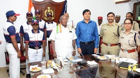 போக்குவரத்து போலீஸாருடன் முதல்வர் நாராயணசாமி