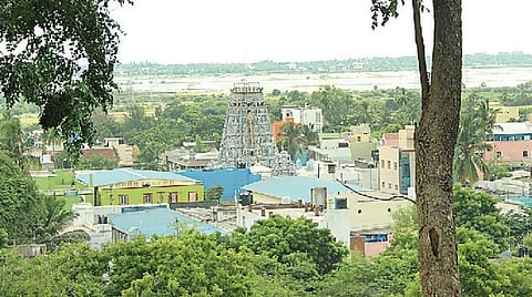 நிலத்தில் முருகன் மலையில் சிவன்